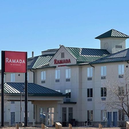 Ramada By Wyndham Estevan Exterior foto