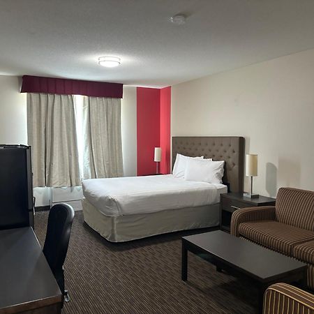 Ramada By Wyndham Estevan Exterior foto