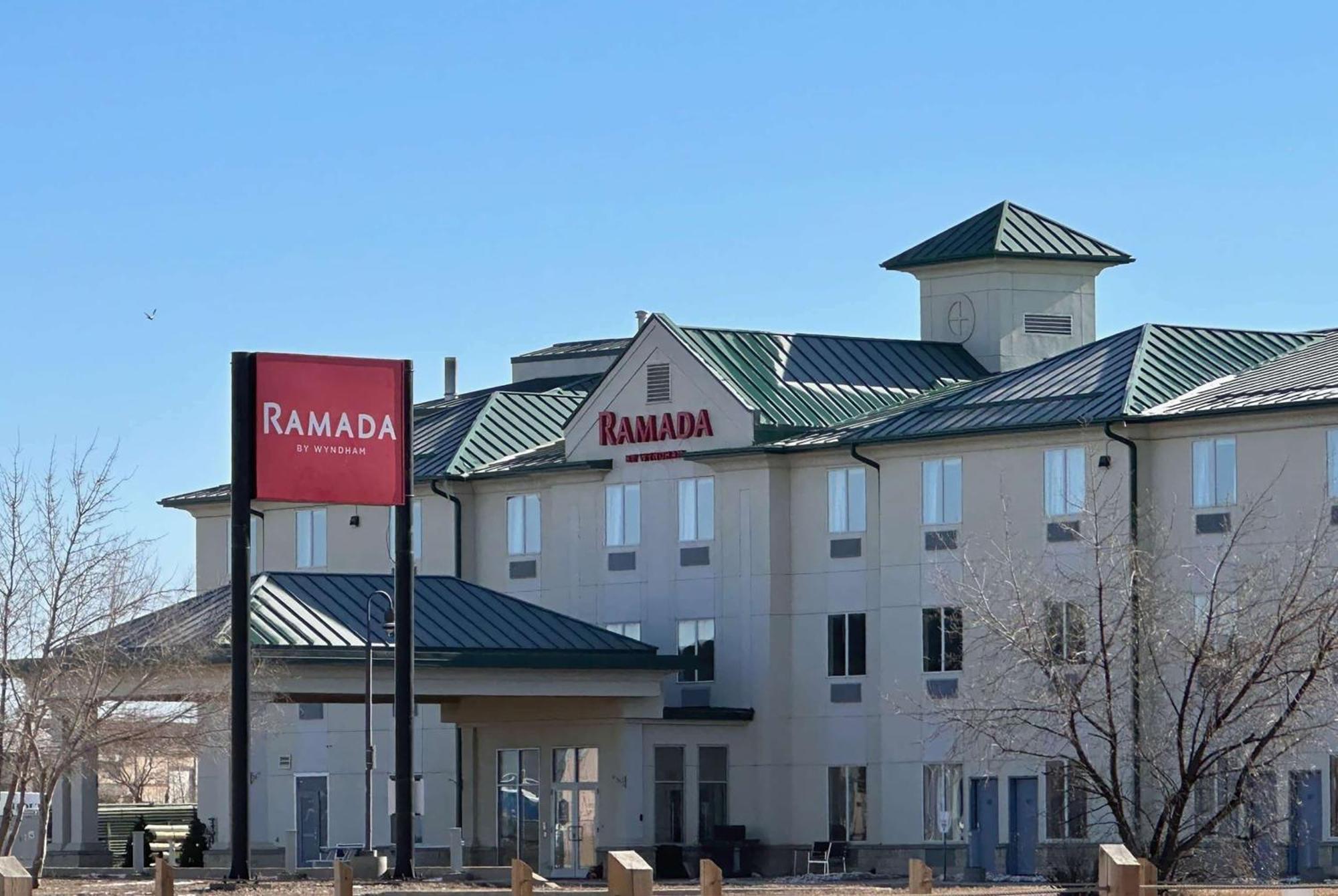 Ramada By Wyndham Estevan Exterior foto