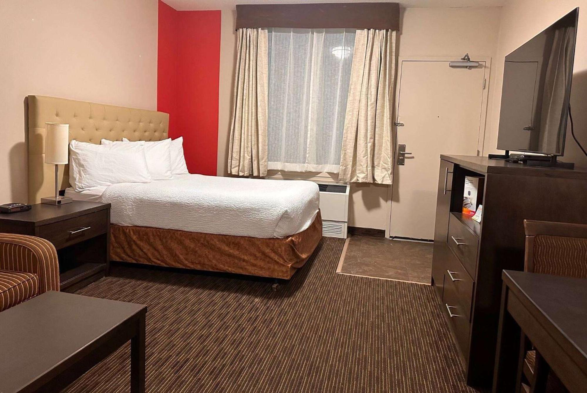 Ramada By Wyndham Estevan Exterior foto