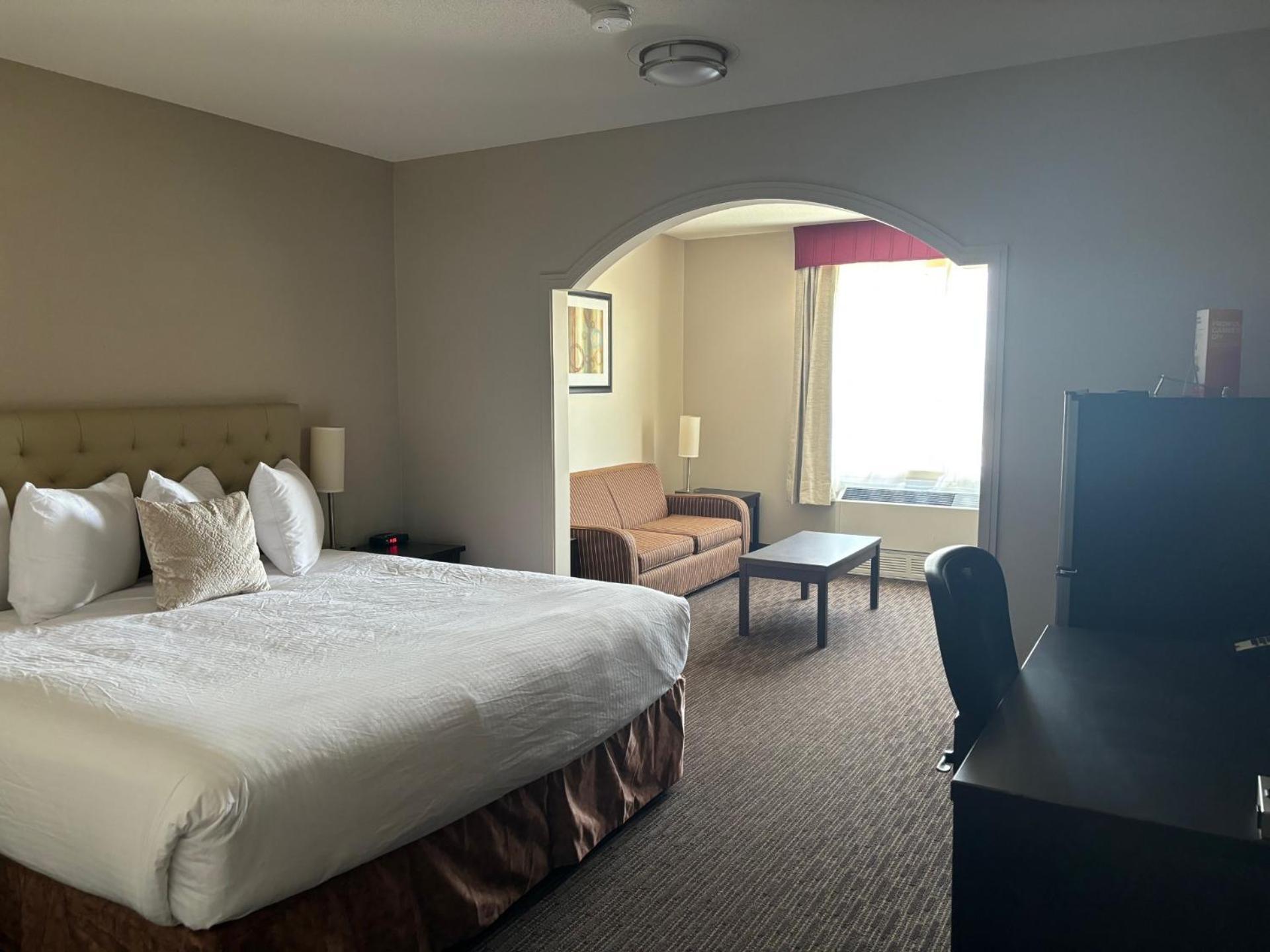 Ramada By Wyndham Estevan Exterior foto