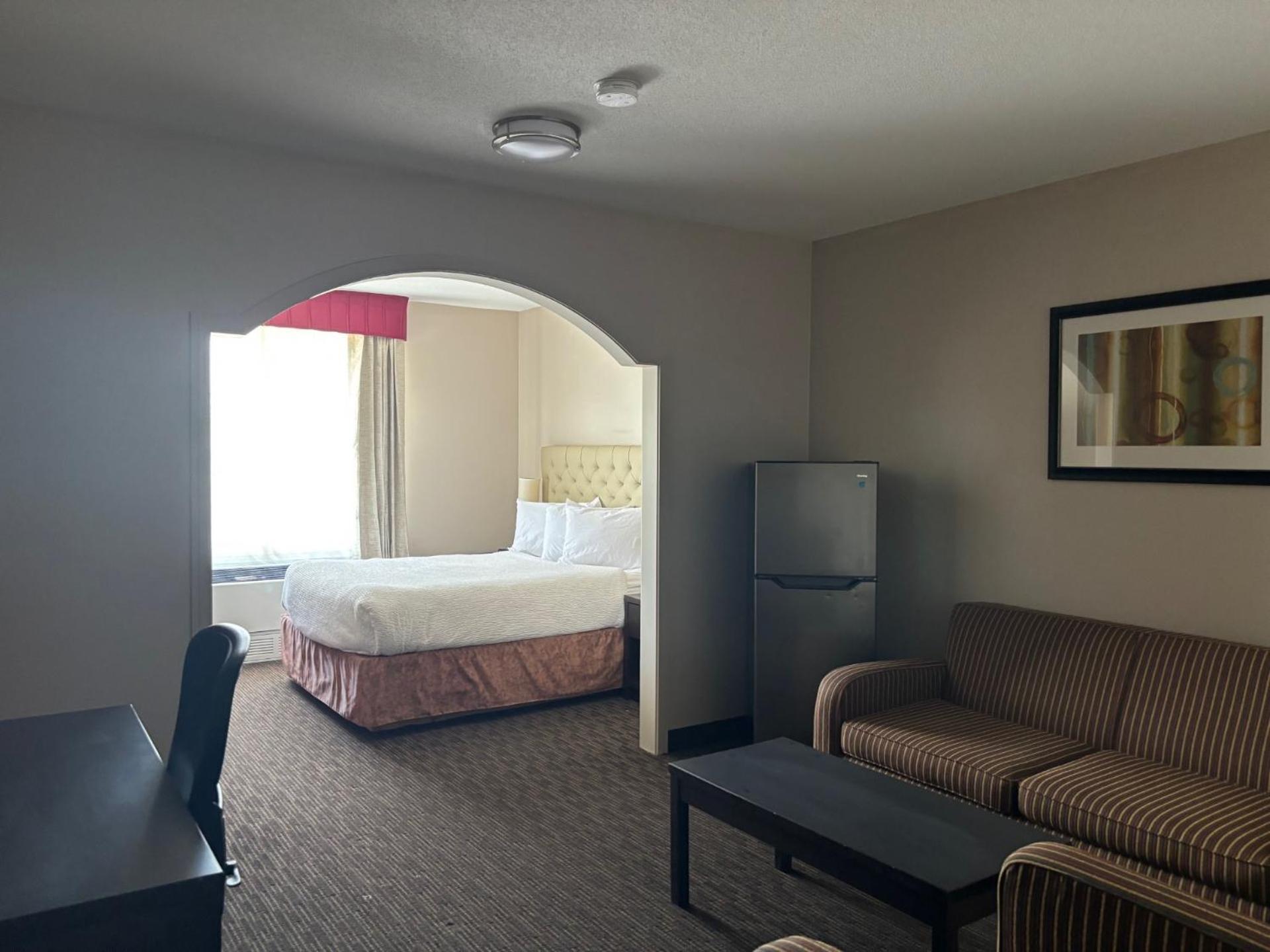 Ramada By Wyndham Estevan Exterior foto