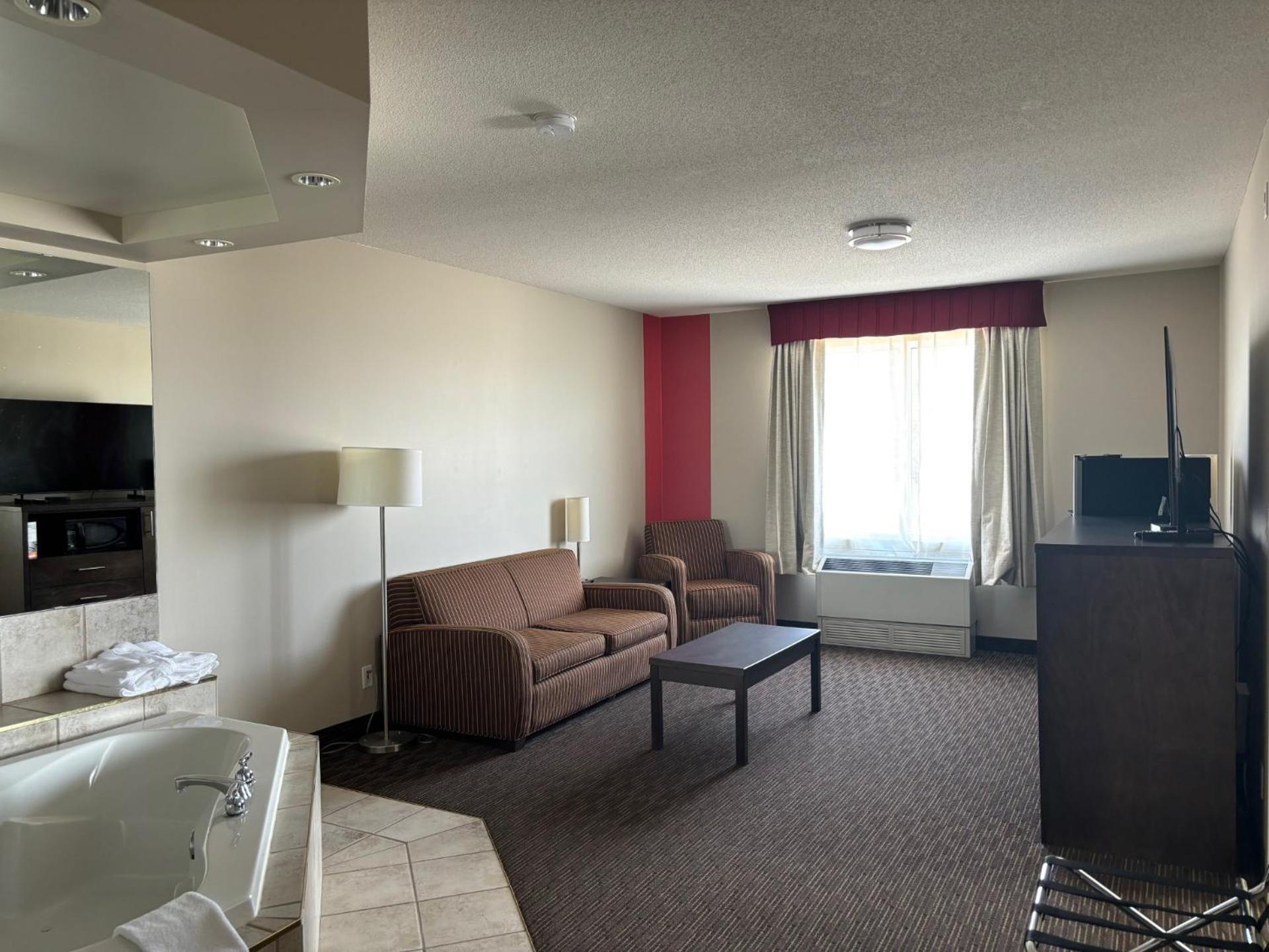 Ramada By Wyndham Estevan Exterior foto
