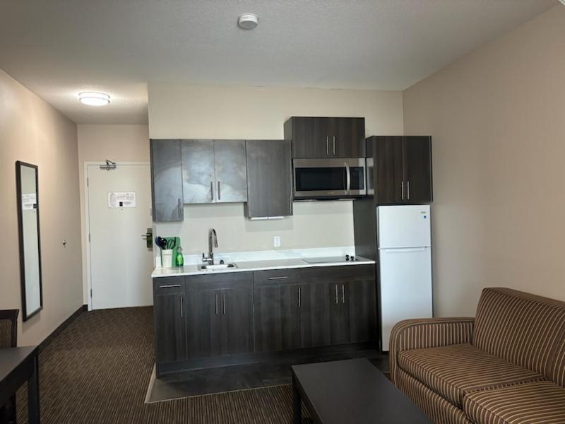 Ramada By Wyndham Estevan Exterior foto